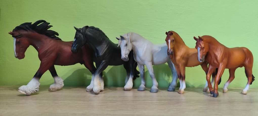 Figurki koni z Collecty (9 koni + 4 źrebaki i jeździec)