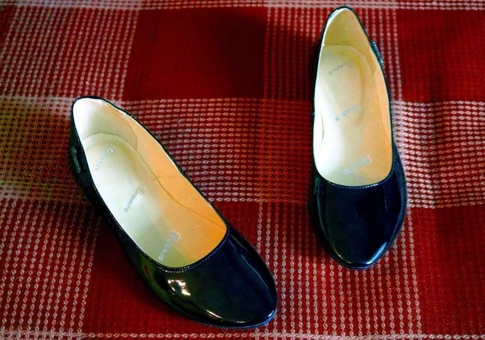 Жіночі шкіряні чорні лакові туфлі човники, низький підбор, розмір 38