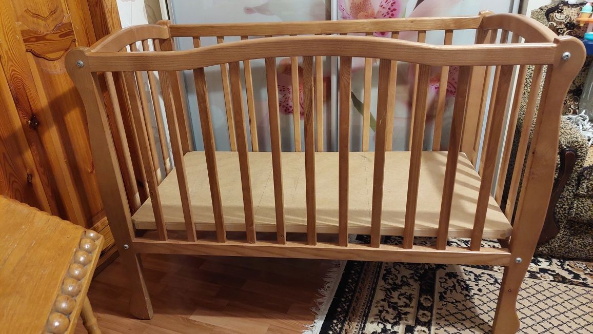 Дитяче ліжко (кроватка) з натурального дерева