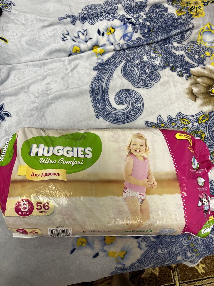 Продам розпечатану пачку памперсів для дівчинки Huggies Ultra comfort