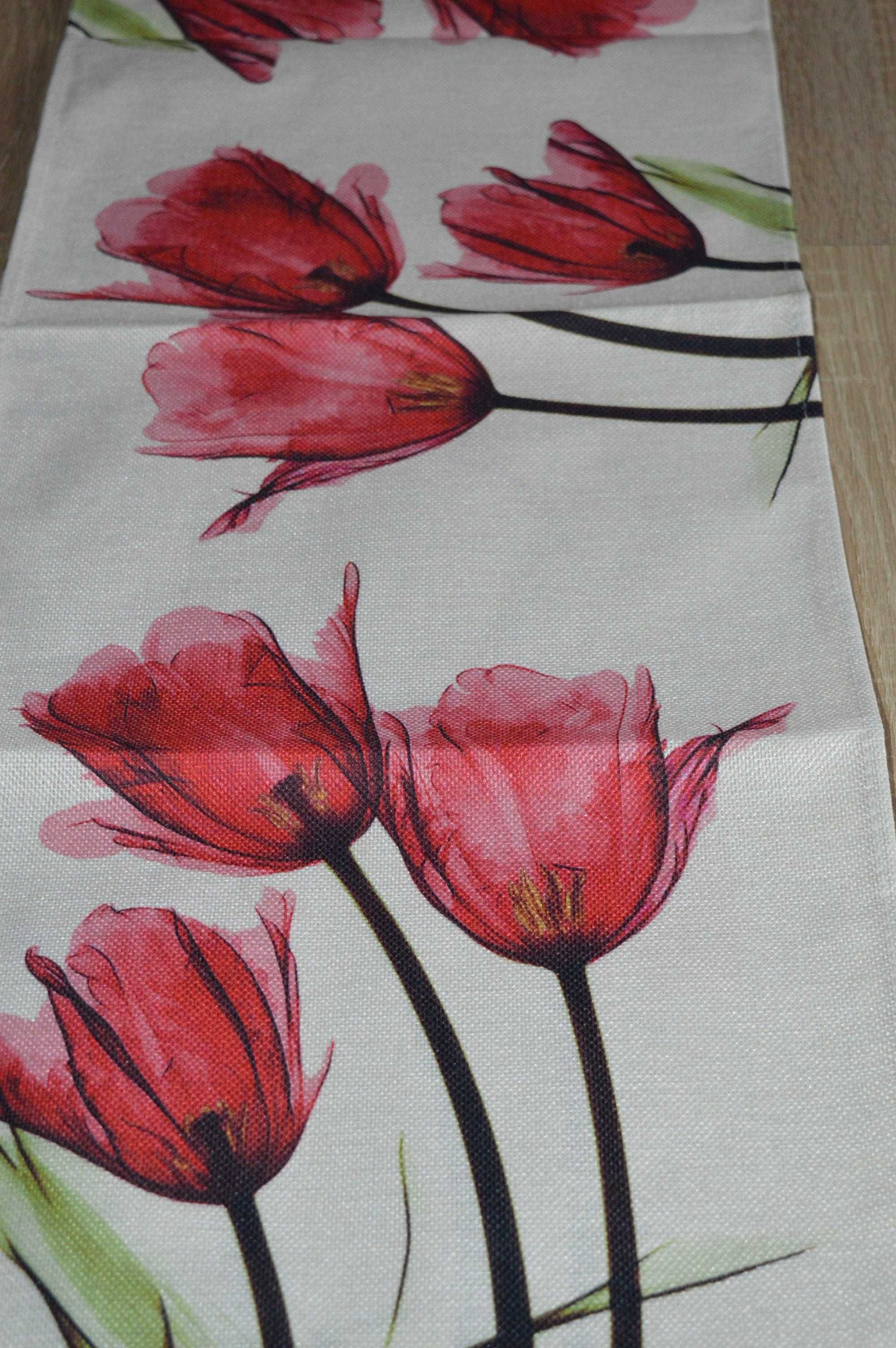 Piękny bieżnik w rustykalnym stylu - czerwone tulipany