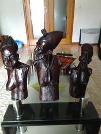 Figuras africanas em madeira
