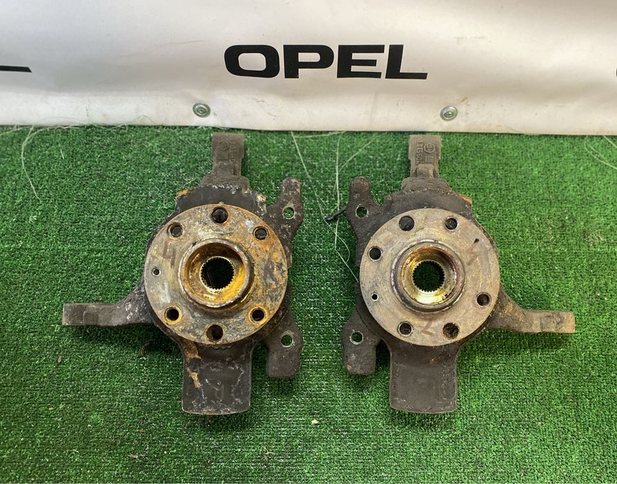 Цапфа ступиця поворотний кулак Opel Astra H Zafira B