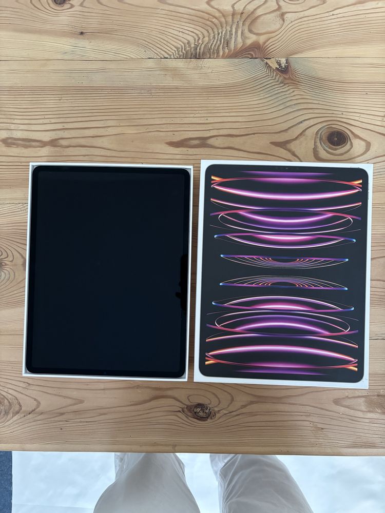 NOWY iPad Pro 12.9 6th generation 256 GB Wi-Fi NOWY
