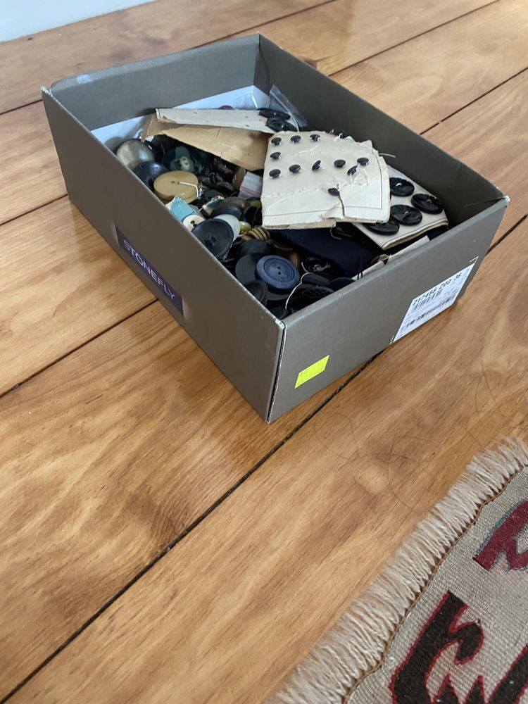 Botoes caixa de sapatos cheia