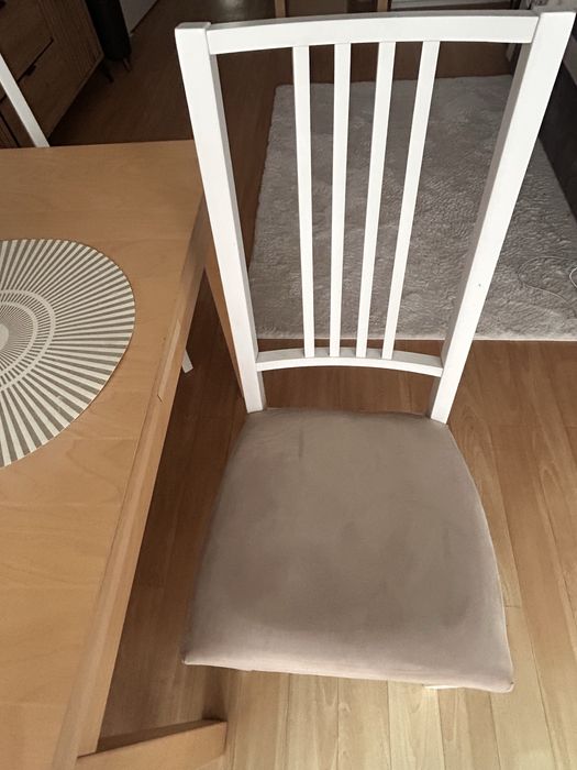Krzesło białe z miękkim beżowym siedziskiem