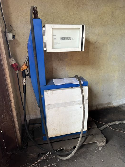 Dystrybutor ze zbiornikami na paliwo