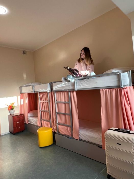 Сучасний хостел у Голосіївському р-ні – зручний вхід, перший поверх.