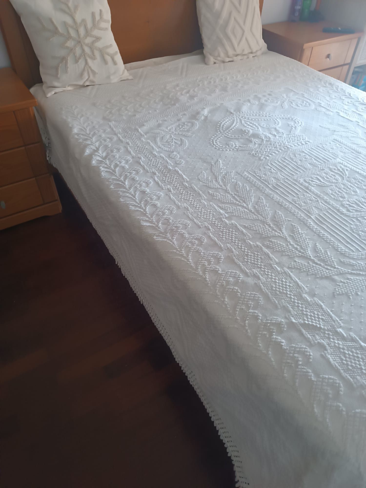 Uma cama 2 cabeceiras e um aparador de 4 gavetas.