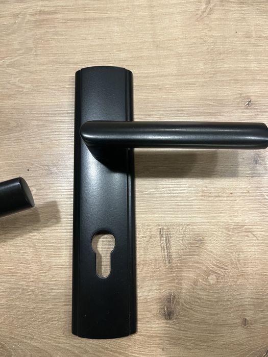 Klamka do drzwi na dlugim szyldzie domino