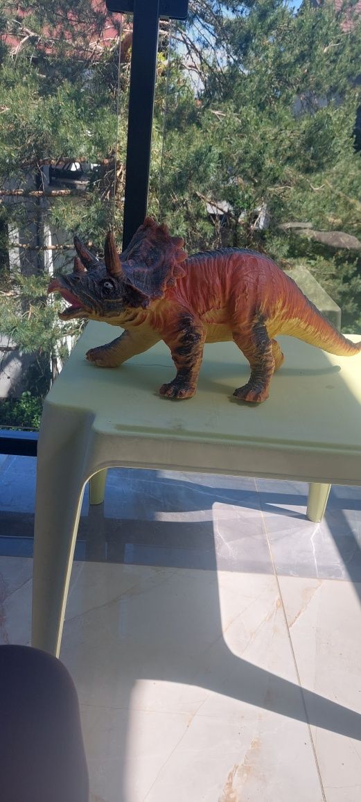 Tricerator grożny dinozaur duzy