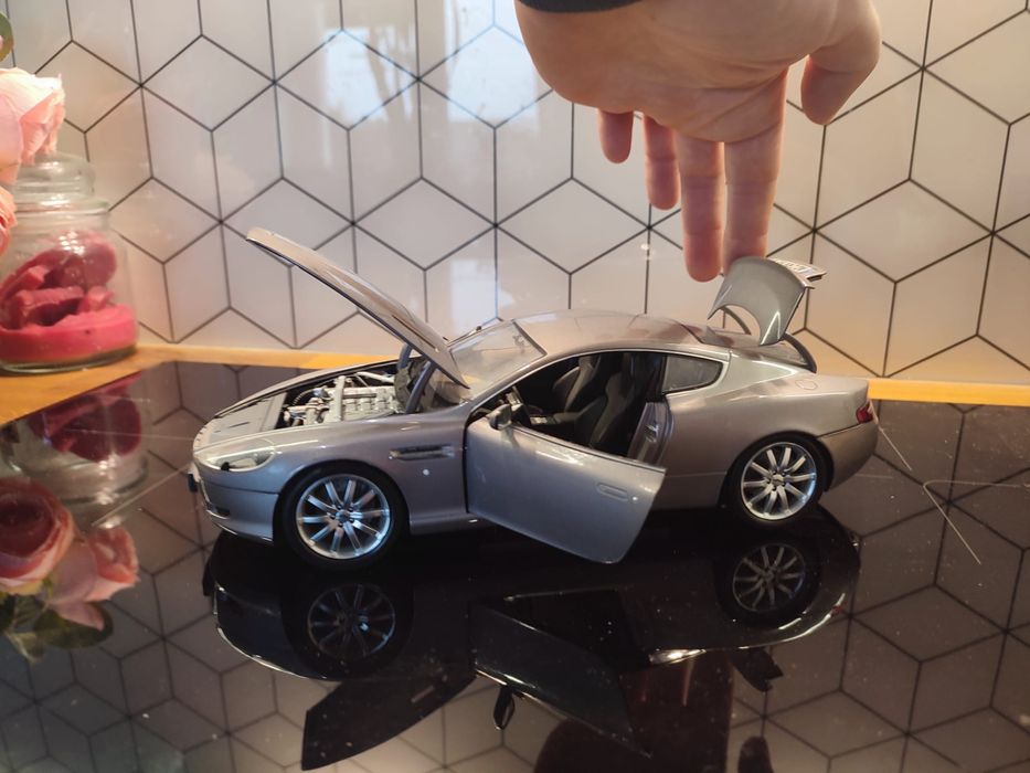 Minichamps 1 18 Aston Martin db9 coupe