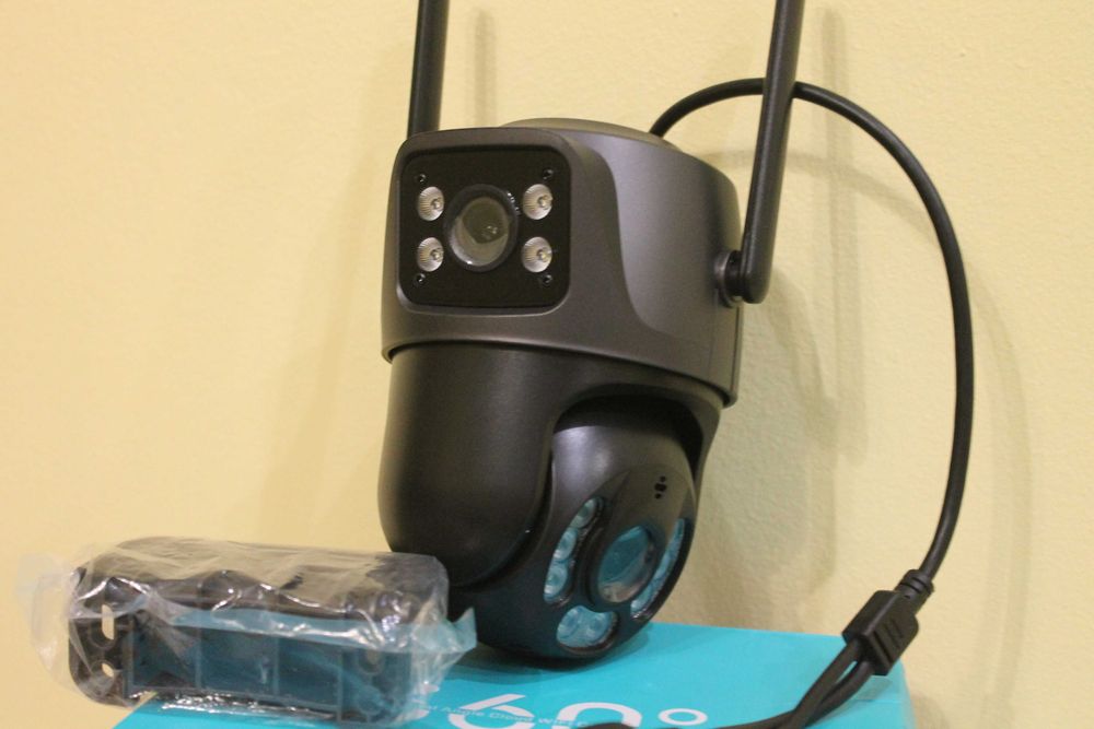 Поворотна подвійна Wi FI камера  з двома лінзами та автотрекінгом