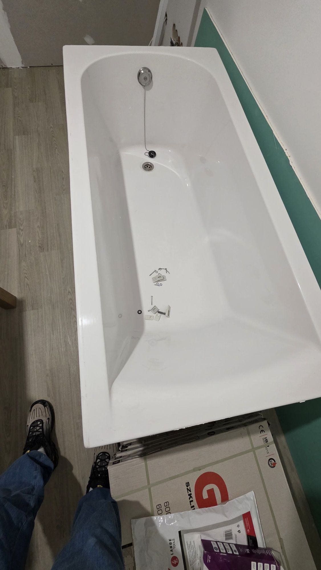 Wanna z włókna szklanego z obudową