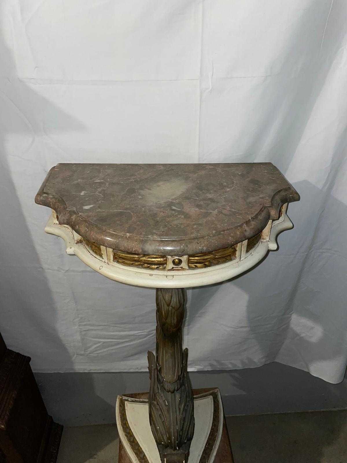 Mesa de canto com escultura