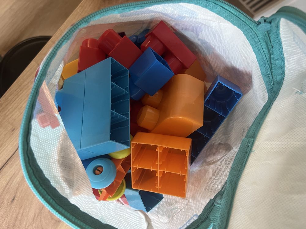 Stolik mega blocks plus klocki
