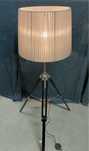 Lampa stojąca na trójnogu