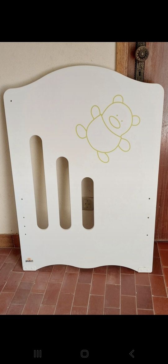 Cama de bebé  madeira branca como nova + 2 artigos