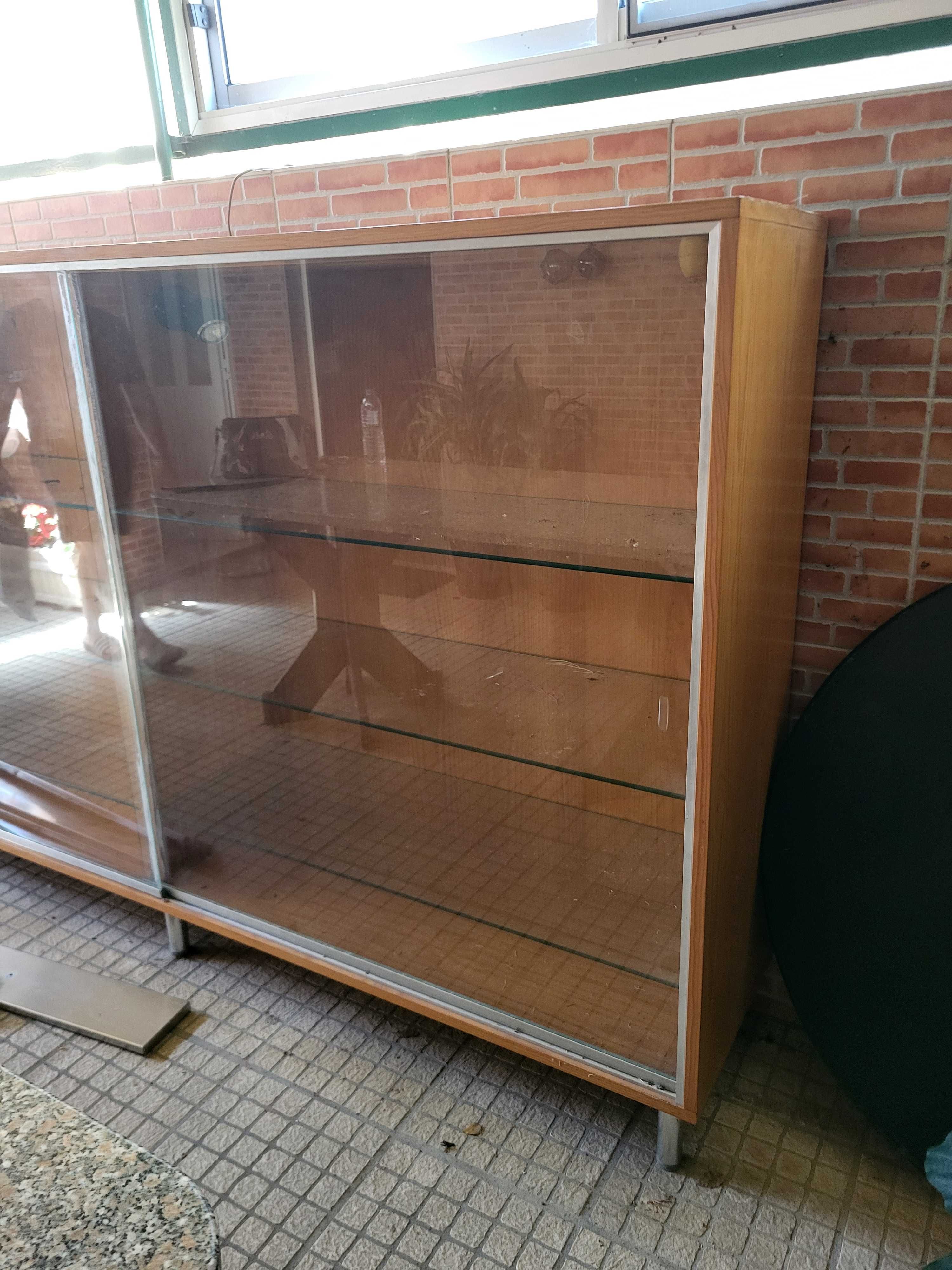 Movel de prateleiras de vidro