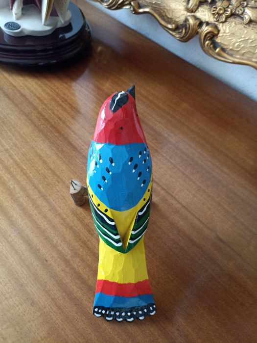 Ręcznie rzeźbiony ptak