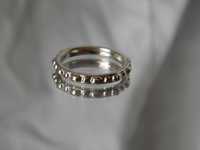 Minimalistyczny pierścionek z wypukłościami delikatny
