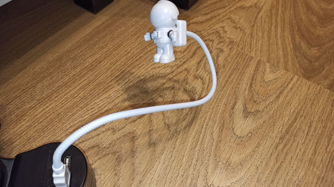 Lampka astronauta na usb, na prezent, kosmos, oświetlenie