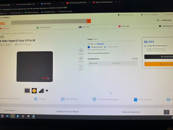 Desktop gaming com dois ecras 240 hrz e 70 hrz