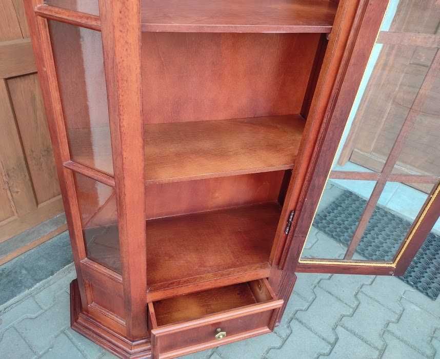Bardzo ładna witryna biblioteczka  orzechowa  z szufladą