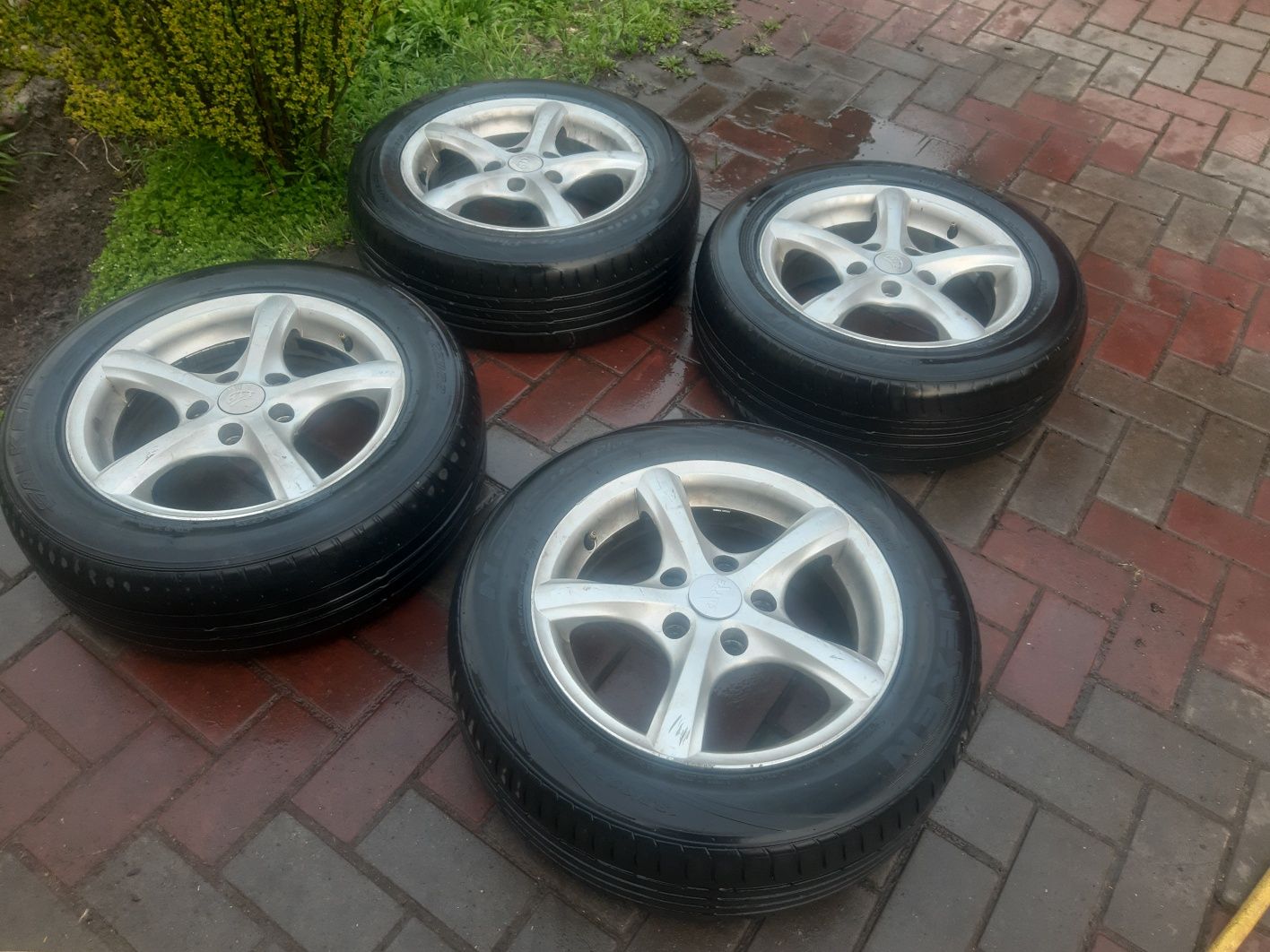 Продам комплектом оригинал ваг 195/60 R-15,5×112,