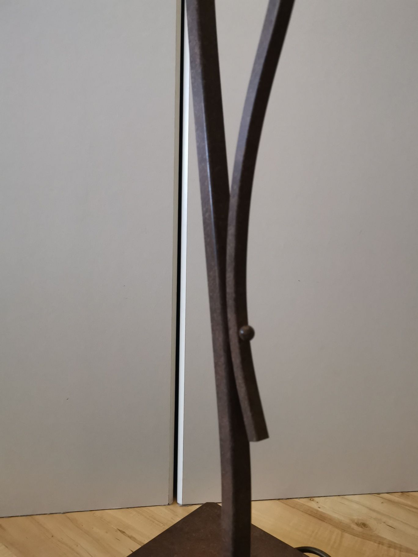 Metalowa lampa podłogowa z mlecznym szkłem