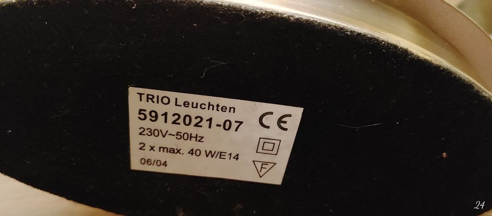 Piekna lampa na stół lub biurko. Automatyczne załączanie