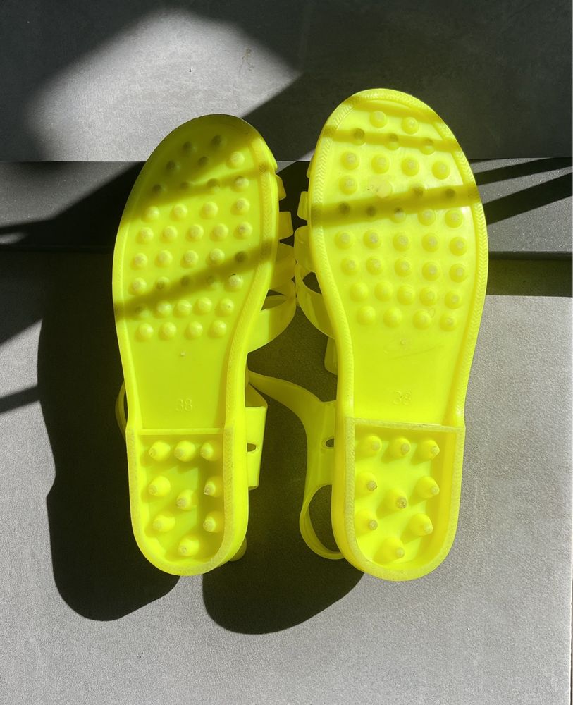 Sandálias de praia amarelo fluorescente