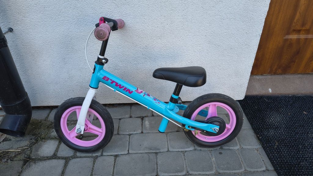 Rower biegowy RUNRIDE BTWIN NIEBIESKO-RÓŻOWY - gotowy na przygodę!