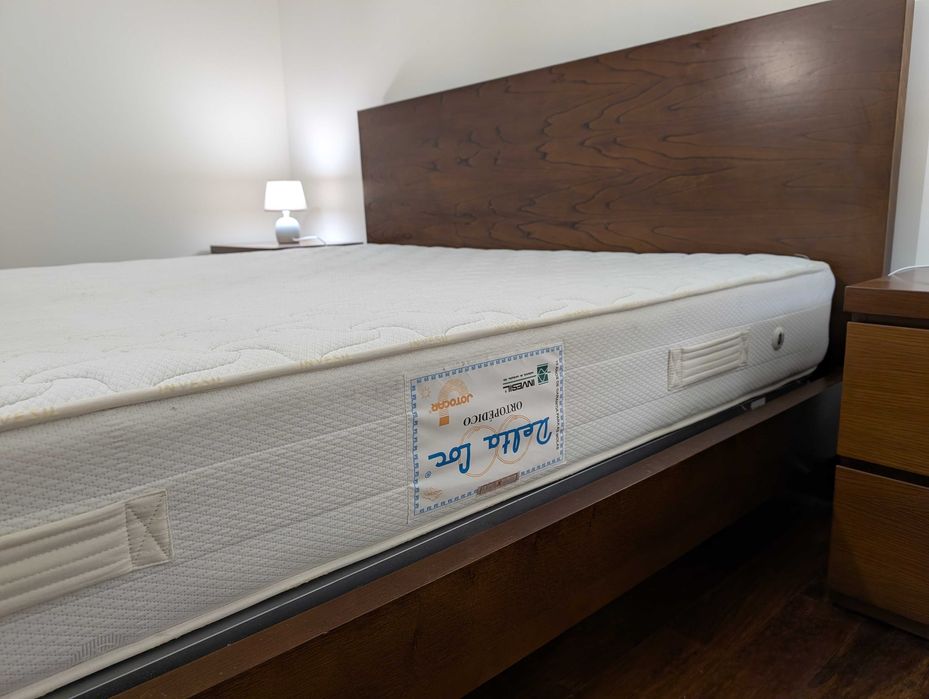 Conjunto de Quarto–Cama King + Estrado e Colchão + 2Mesas de Cabeceira