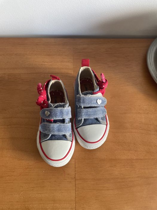 Ténis ganga com laço vermelho