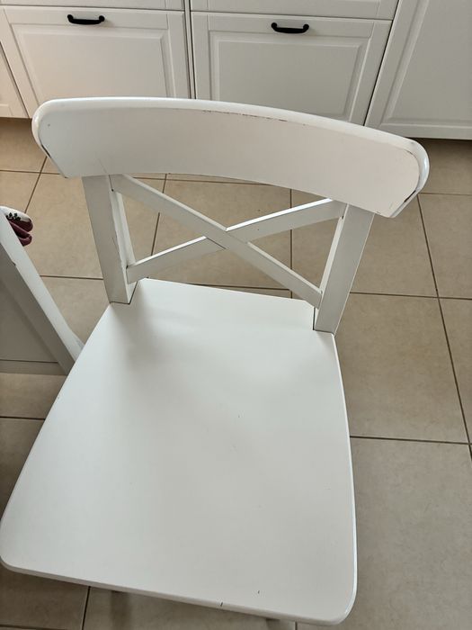 Dwa hokery , krzesła barowe .