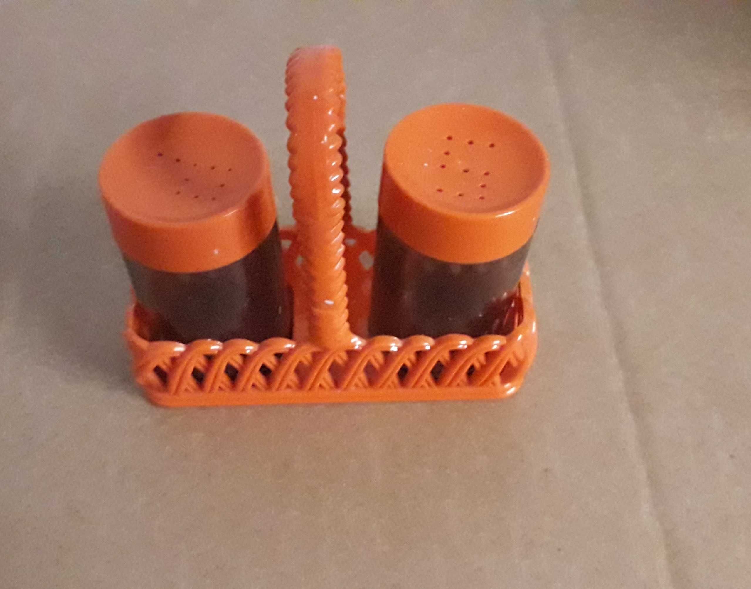Saleiro e pimenteiro em plástico, cor de laranja