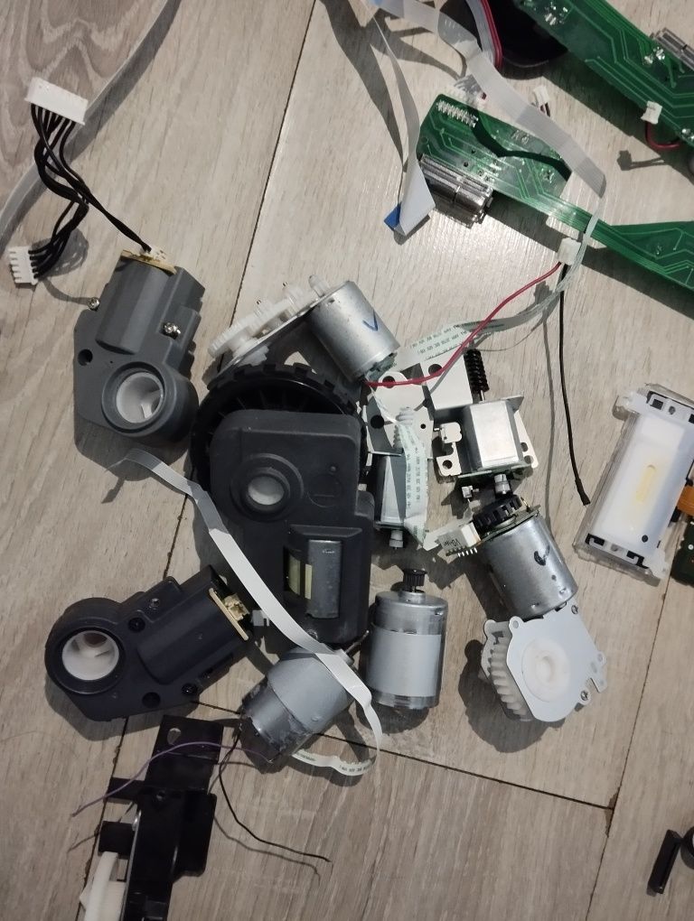 Części elektroniczne z drukarki i robota odkurzacza