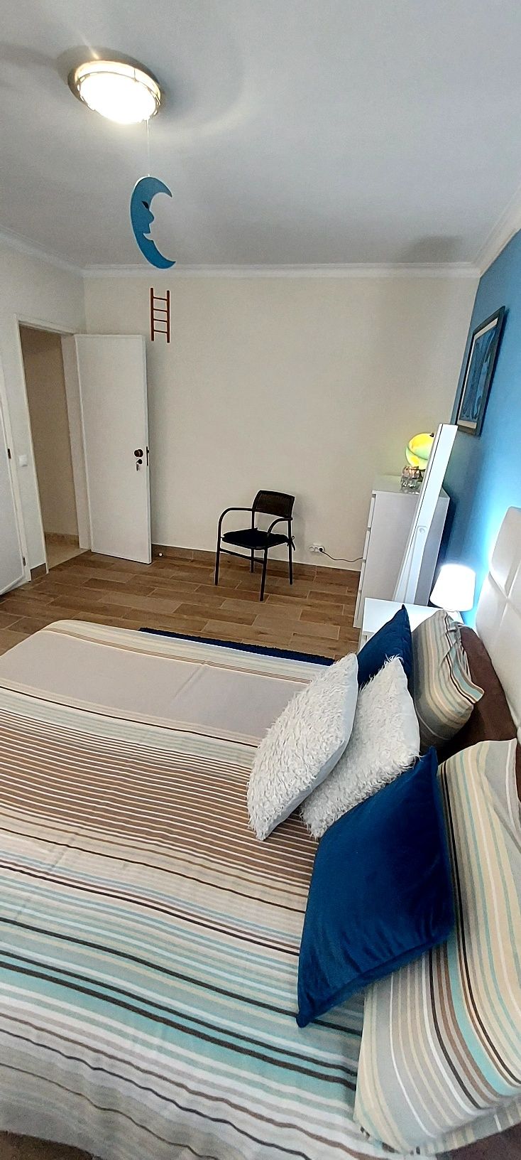 Alugo suite charmosa só p/ mulher, 5' estação, 10' praia à pé.