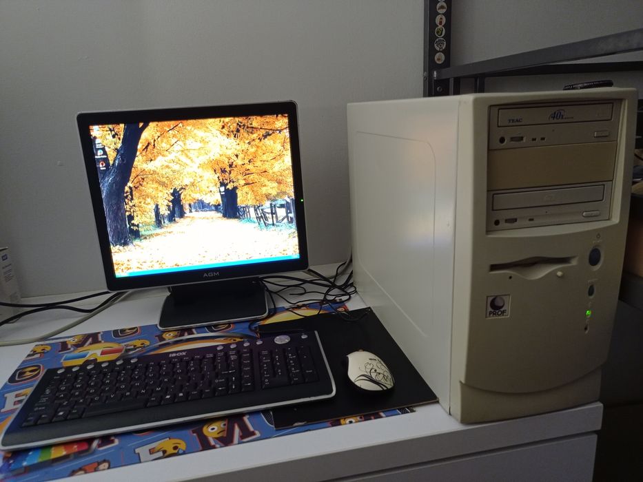 Komputer stacjonarny z monitorem LCD 17