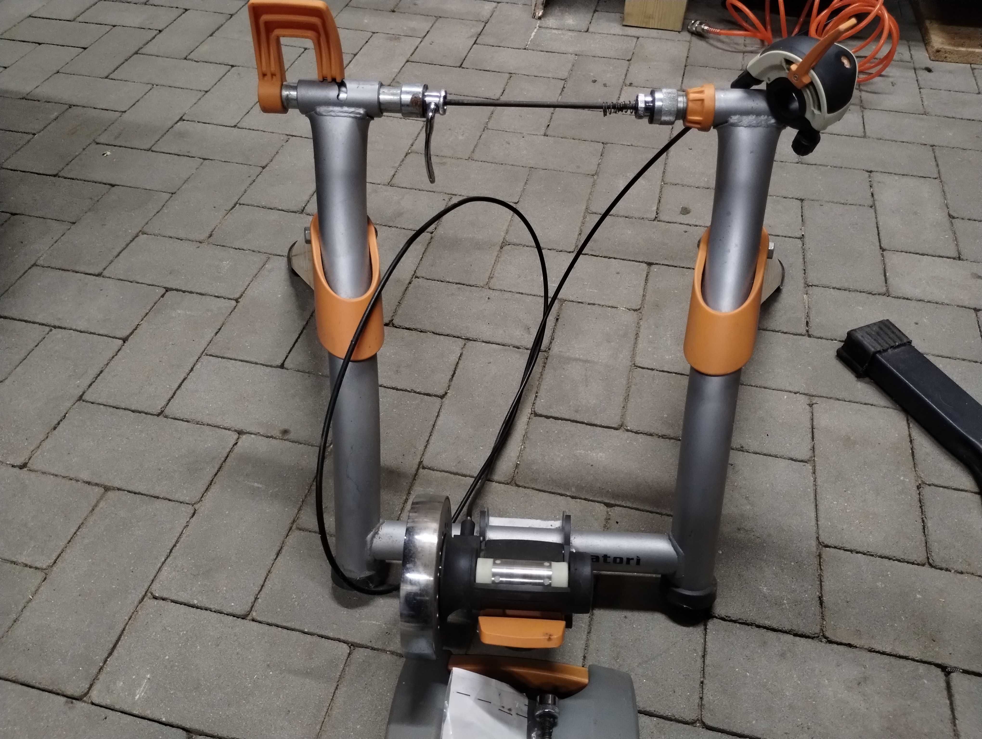 Trenażer Tacx Satori z kołem 700c