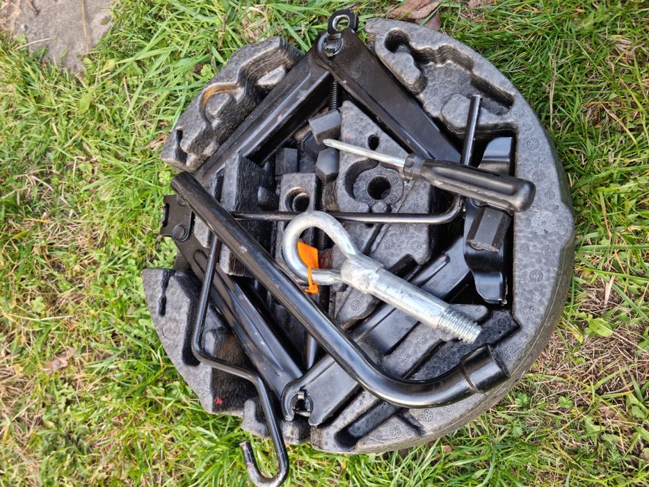 Zestaw koła zapasowego razem z lewarkiem opel 5x110