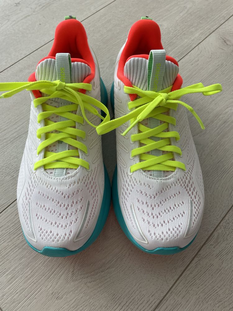 Кросівки бігові жіночі saucony endorphin shift  38р