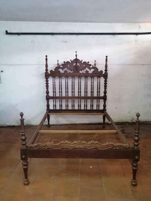 Cama casal antiga