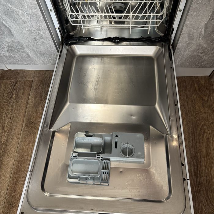 Посудомійна машина indesit DSG051  45см на деталі