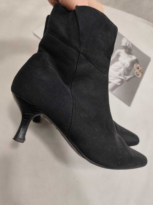 Ботинки ботильйоны черные на каблуке под замш
Essens