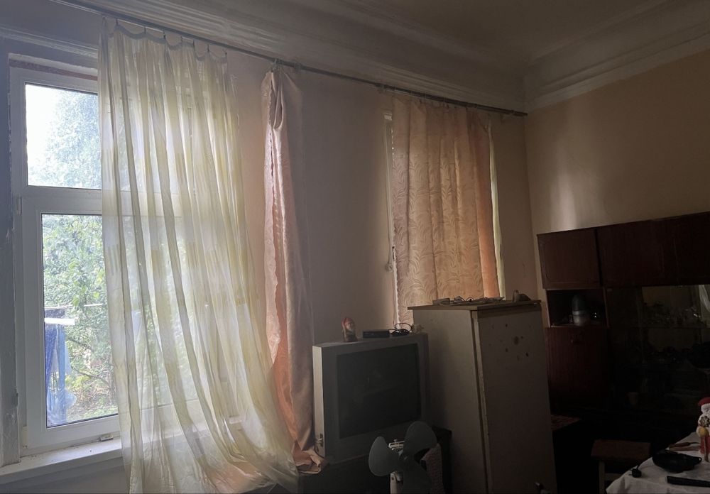 Продається частина будинку в самому центрі міста. Присутній торг.