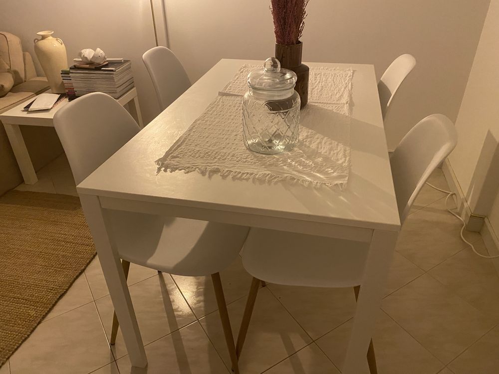 Conjunto de mesa e 4 cadeiras