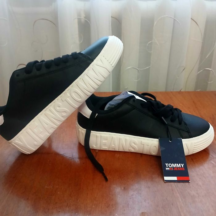 Нове діноче взуття