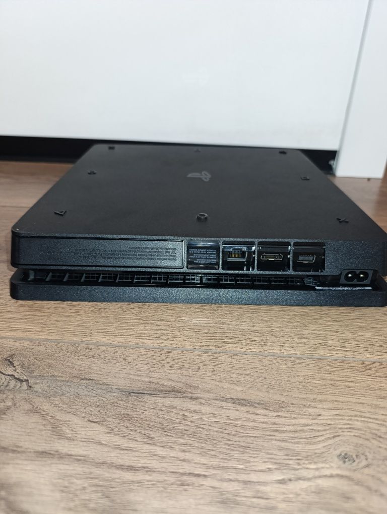 Продаю PS 4 з двома джойстиками та дисками